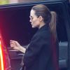 Exclusif - Angelina Jolie fait ses courses de Noël de dernière minute avec ses enfants Knox Léonet Vivienne Marcheline à Los Angeles le 23 décembre 2019.