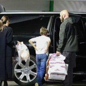 Exclusif - Angelina Jolie fait ses courses de Noël de dernière minute avec ses enfants Knox Léonet Vivienne Marcheline à Los Angeles le 23 décembre 2019.