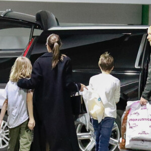 Exclusif - Angelina Jolie fait ses courses de Noël de dernière minute avec ses enfants Knox Léonet Vivienne Marcheline à Los Angeles le 23 décembre 2019.