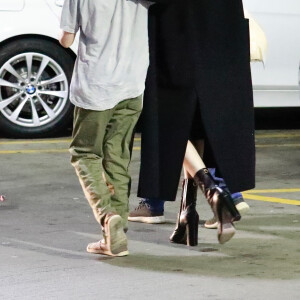Exclusif - Angelina Jolie fait ses courses de Noël de dernière minute avec ses enfants Knox Léonet Vivienne Marcheline à Los Angeles le 23 décembre 2019.