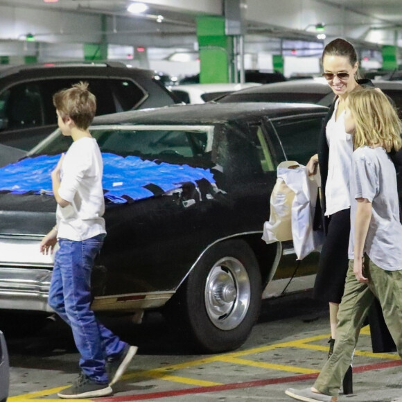 Exclusif - Angelina Jolie fait ses courses de Noël de dernière minute avec ses enfants Knox Léonet Vivienne Marcheline à Los Angeles le 23 décembre 2019.