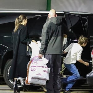 Exclusif - Angelina Jolie fait ses courses de Noël de dernière minute avec ses enfants Knox Léonet Vivienne Marcheline à Los Angeles le 23 décembre 2019.