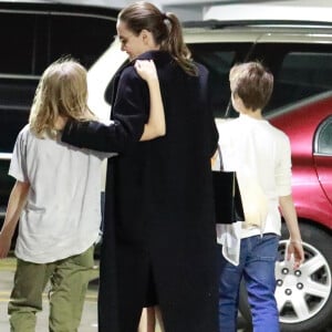 Exclusif - Angelina Jolie fait ses courses de Noël de dernière minute avec ses enfants Knox Léonet Vivienne Marcheline à Los Angeles le 23 décembre 2019.