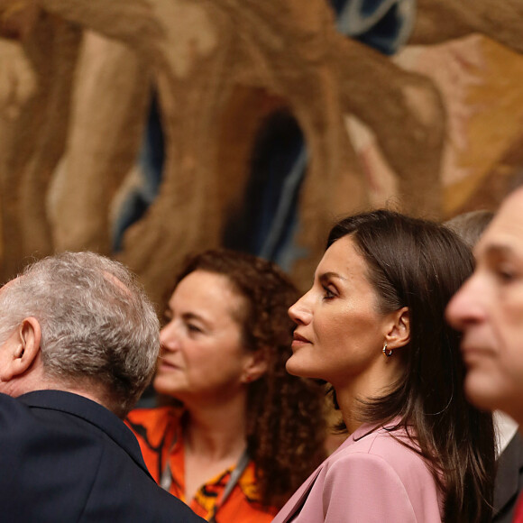 La reine Letizia d'Espagne visitant l'exposition "L'autre cour, femmes de la Maison d'Autriche" au palais royal à Madrid le 17 décembre 209.