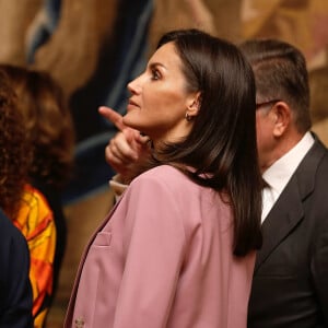La reine Letizia d'Espagne visitant l'exposition "L'autre cour, femmes de la Maison d'Autriche" au palais royal à Madrid le 17 décembre 209.