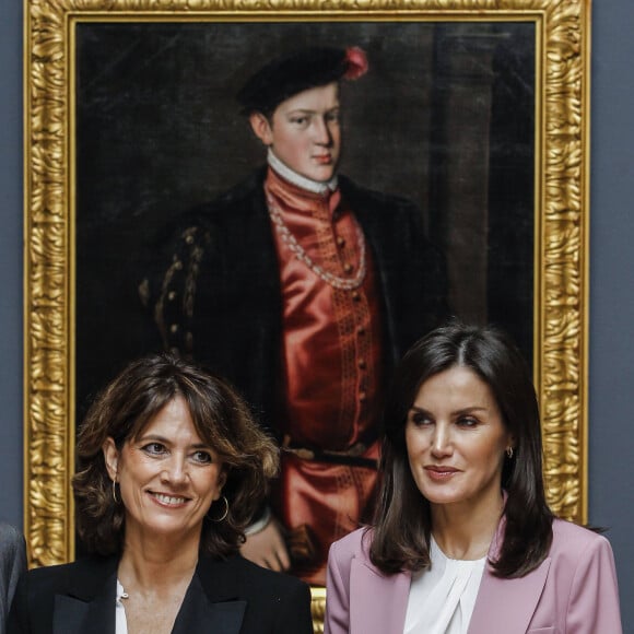 La reine Letizia d'Espagne visitant l'exposition "L'autre cour, femmes de la Maison d'Autriche" au palais royal à Madrid le 17 décembre 209.