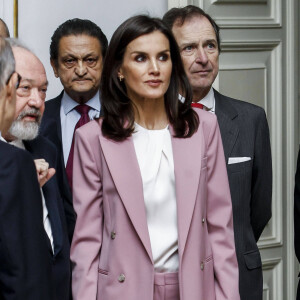 La reine Letizia d'Espagne visitant l'exposition "L'autre cour, femmes de la Maison d'Autriche" au palais royal à Madrid le 17 décembre 209.