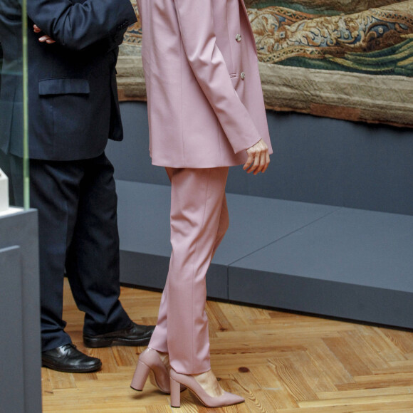 La reine Letizia d'Espagne visitant l'exposition "L'autre cour, femmes de la Maison d'Autriche" au palais royal à Madrid le 17 décembre 209.