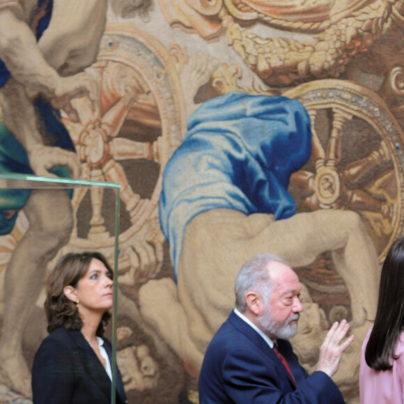 La reine Letizia d'Espagne visitant l'exposition "L'autre cour, femmes de la Maison d'Autriche" au palais royal à Madrid le 17 décembre 209.