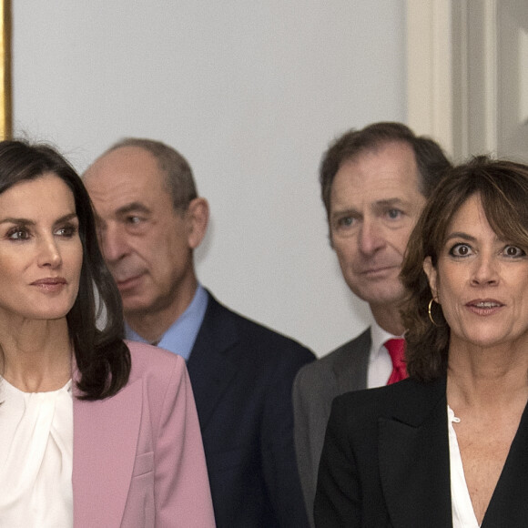 La reine Letizia d'Espagne visitant l'exposition "L'autre cour, femmes de la Maison d'Autriche" au palais royal à Madrid le 17 décembre 209.