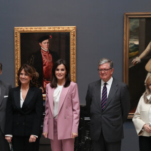 La reine Letizia d'Espagne visitant l'exposition "L'autre cour, femmes de la Maison d'Autriche" au palais royal à Madrid le 17 décembre 209.