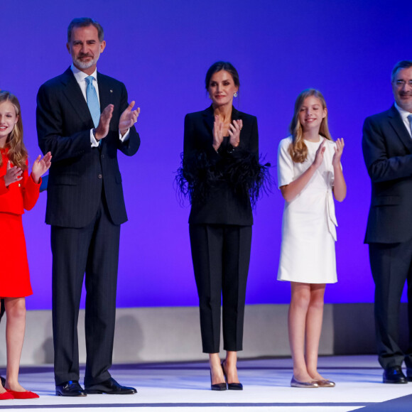 Le roi Felipe VI et la reine Letizia d'Espagne, la princesse Leonor et l'infante Sofia d'Espagne lors de la 10e édition des prix de la Fondation Princesse de Gérone à Barcelone le lundi 4 novembre 2019.