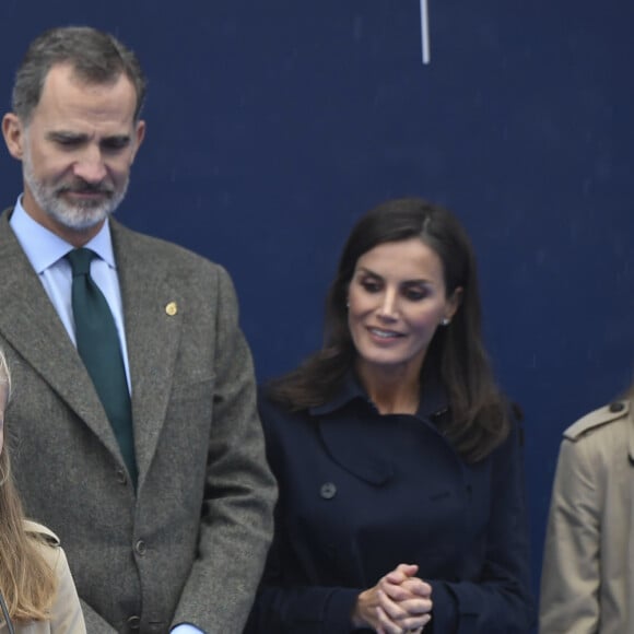 Le roi Felipe VI d'Espagne, la reine Letizia, la princesse Leonor et l'infante Sofia le 19 octobre 2019 en visite à Asiegu, Village modèle des Asturies 2019.