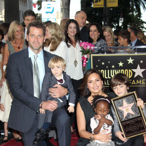Mariska Hargitay reçoit son etoile sur le Hollywood Walk of Fame, le 8 novembre 2013, accompagnée de son mari Peter Hermann, et leurs enfants August, Amaya, et Andrew 