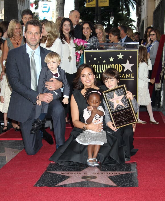 Mariska Hargitay reçoit son etoile sur le Hollywood Walk of Fame, le 8 novembre 2013, accompagnée de son mari Peter Hermann, et leurs enfants August, Amaya, et Andrew 