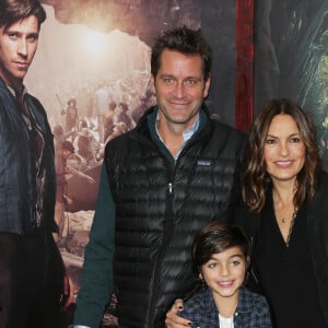 Mariska Hargitay, son fils August Miklos Friedrich Hermann et son mari Peter Hermann à la première du film "Pan" à New York le 4 octobre 2015