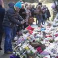 Exclusif - Les fans continuent à déposer des fleurs devant le domicile du chanteur George Michael, décédé le 25 décembre dernier à Goring sur le bord de la Tamise au Royaume-Uni le 2 février 2017.