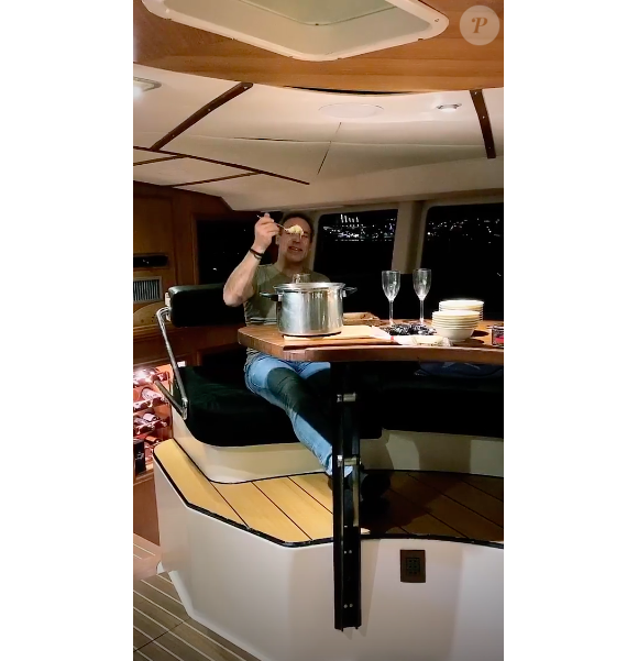 Mike Horn savoure une raclette sur son voilier, sur Instagram, le 30 décembre 2019.