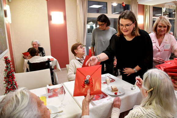 Exclusif - La princesse Stéphanie de Monaco et sa fille Camille Gottlieb rendent visite aux pensionnaires de la Résidence A Qietudine à Monaco le 16 décembre 2019. Elles distribuent des cadeaux de Noël aux pensionnaires. © Bruno Bebert / PRM / Bestimage
