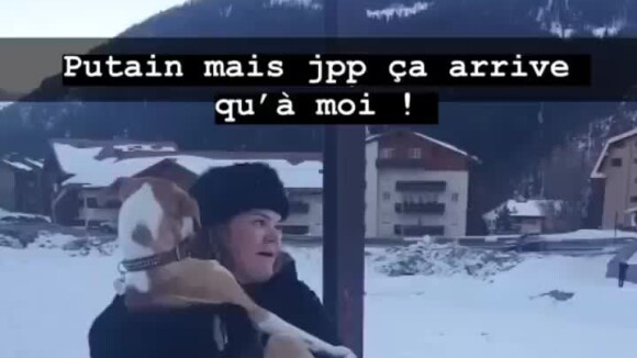 Camille Gottlieb dans une situation embarrassante avec un chien très excité. Instagram, le 30 décembre 2019;