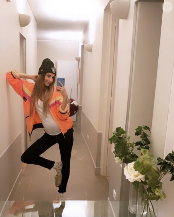 Alexandra Rosenfeld enceinte, pose dans un hall, le 26 novembre 2019.