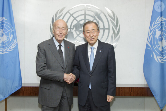 Valéry Giscard d'Estaing rencontre Ban Ki-Moon lors de sa visite à l'ONU dans le cadre de son voyage à New York, le 5 juin 2015.