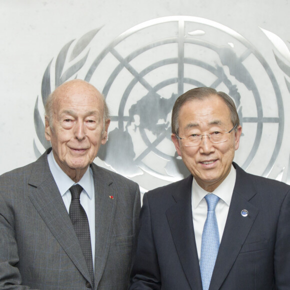 Valéry Giscard d'Estaing rencontre Ban Ki-Moon lors de sa visite à l'ONU dans le cadre de son voyage à New York, le 5 juin 2015.