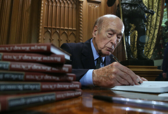 L'ex-président de la République Française, Valery Giscard d'Estaing, pésente son livre "La victoire de la Grande Armée" au ministère des affaires étrangères de Moscou, le 29 mai 2015.