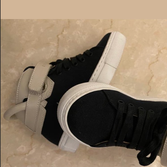 Janet Jackson montre le cadeau d'anniversaire de la marque Buscemi à son fils Eissa. Janvier 2020.