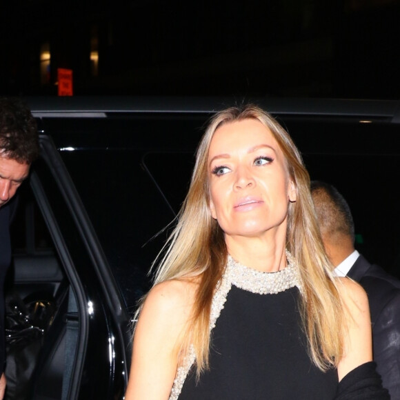 Antonio Banderas et sa compagne Nicole Kimpel arrivent au dîner de gala de la cérémonie des "NY Film Critics Circle Awards" à New York, le 7 janvier 2020.