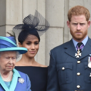 La reine Elisabeth II d'Angleterre, Meghan Markle, duchesse de Sussex (habillée en Dior Haute Couture par Maria Grazia Chiuri), le prince Harry, duc de Sussex - La famille royale d'Angleterre lors de la parade aérienne de la RAF pour le centième anniversaire au palais de Buckingham à Londres. Le 10 juillet 2018