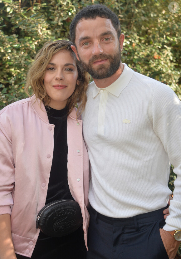 Alysson Paradis et son compagnon Guillaume Gouix - People au défilé Lacoste Collection Prêt-à-Porter Printemps/Eté 2020 lors de la Fashion Week de Paris, le 1er octobre 2019. © Veeren Ramsamy-Christophe Clovis/Bestimage