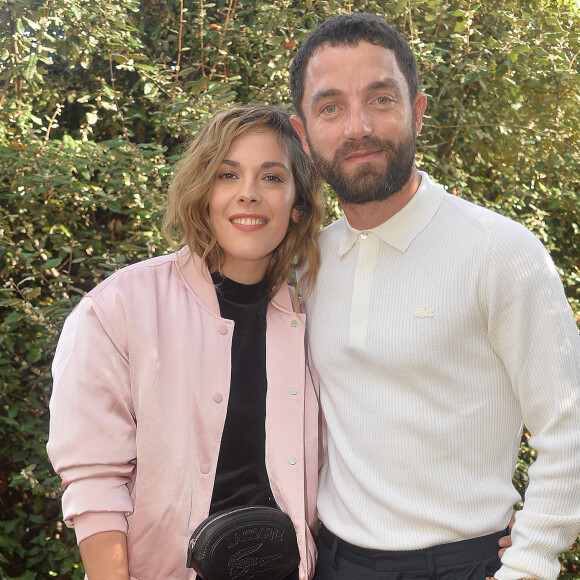 Alysson Paradis et son compagnon Guillaume Gouix - People au défilé Lacoste Collection Prêt-à-Porter Printemps/Eté 2020 lors de la Fashion Week de Paris, le 1er octobre 2019. © Veeren Ramsamy-Christophe Clovis/Bestimage