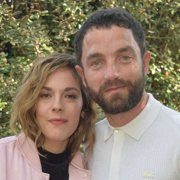 Alysson Paradis et son compagnon Guillaume Gouix - People au défilé Lacoste Collection Prêt-à-Porter Printemps/Eté 2020 lors de la Fashion Week de Paris, le 1er octobre 2019. © Veeren Ramsamy-Christophe Clovis/Bestimage