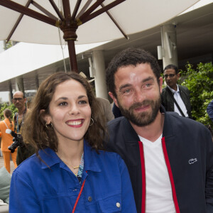 Alysson Paradis et son compagnon Guillaume Gouix dans les tribunes lors des internationaux de tennis de Roland Garros à Paris, France, le 4 juin 2019. © Jean-Baptiste Autissier/Panoramic/Bestimage