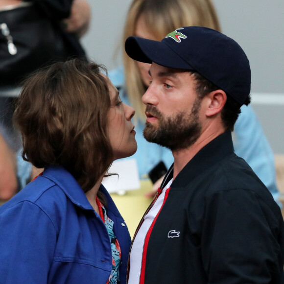 Alysson Paradis et son compagnon Guillaume Gouix dans les tribunes lors des internationaux de tennis de Roland Garros à Paris, France, le 4 juin 2019. © Jacovides-Moreau/Bestimage