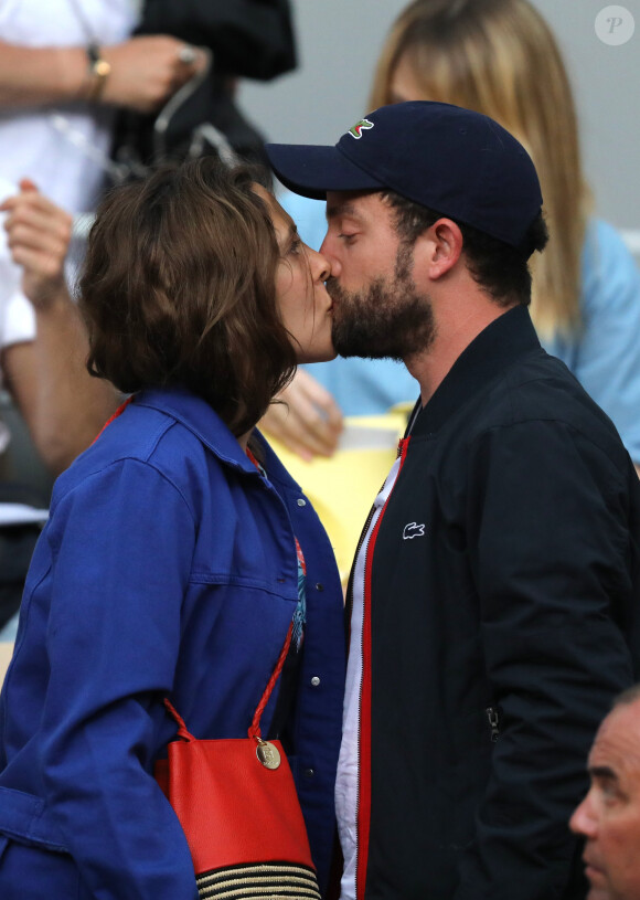 Alysson Paradis et son compagnon Guillaume Gouix dans les tribunes lors des internationaux de tennis de Roland Garros à Paris, France, le 4 juin 2019. © Jacovides-Moreau/Bestimage
