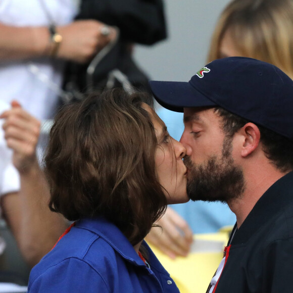 Alysson Paradis et son compagnon Guillaume Gouix dans les tribunes lors des internationaux de tennis de Roland Garros à Paris, France, le 4 juin 2019. © Jacovides-Moreau/Bestimage
