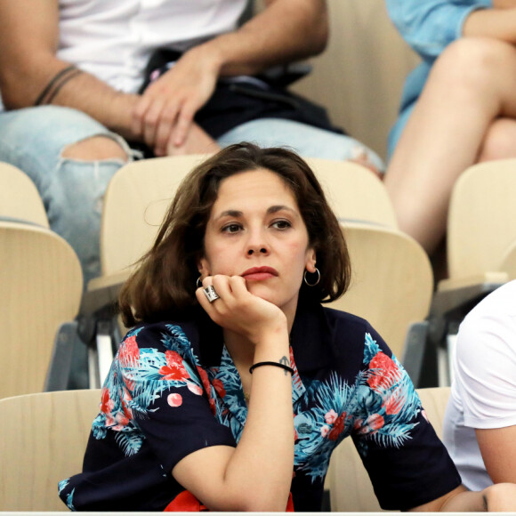 Alysson Paradis et son compagnon Guillaume Gouix dans les tribunes lors des internationaux de tennis de Roland Garros à Paris, France, le 4 juin 2019. © Jacovides-Moreau/Bestimage