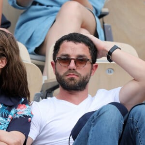 Alysson Paradis et son compagnon Guillaume Gouix dans les tribunes lors des internationaux de tennis de Roland Garros à Paris, France, le 4 juin 2019. © Jacovides-Moreau/Bestimage