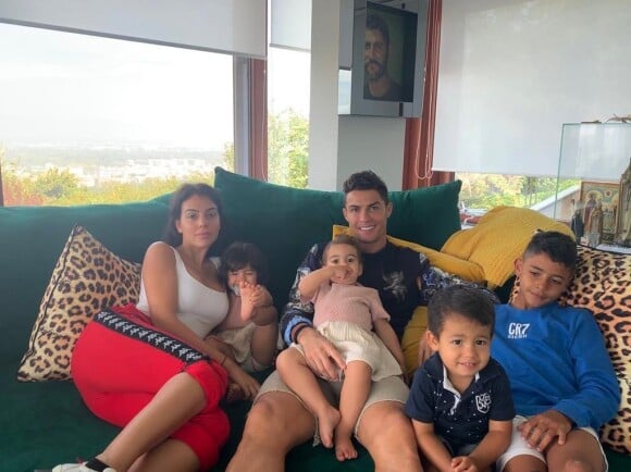 Le selfie craquant de Cristiano Ronaldo avec ses trois bébés et sa compagne  Georgina Rodriguez