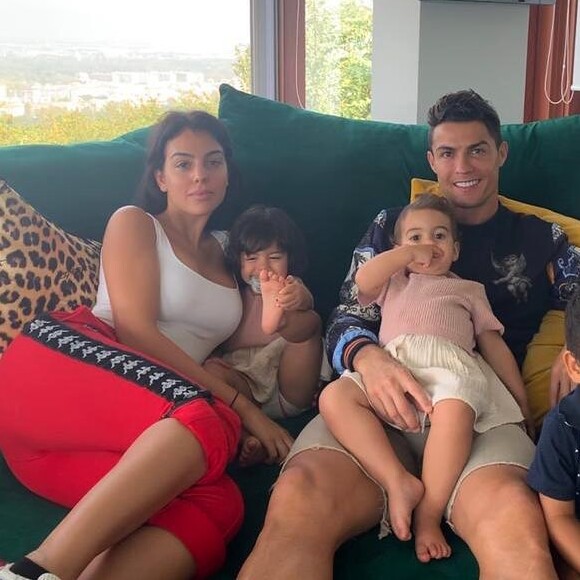 Cristiano Ronaldo avec sa compagne Georgine Rodriguez et ses quatre enfants. Photo prise dans leur maison de Turin et publiée sur Instagram le 5 octobre 2019.
