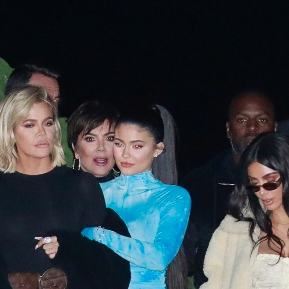 Kris Jenner, ses filles Kourtney, Khloé, Kim Kardashian et Kylie Jenner, la fille de Kourtney, Penelope Disick et son papa Scott Disick quittent le restaurant Nobu à l'issue d'un dîner en famille. Malibu, le 9 janvier 2020.