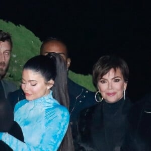 Kris Jenner, ses filles Kourtney, Khloé, Kim Kardashian et Kylie Jenner, la fille de Kourtney, Penelope Disick et son papa Scott Disick quittent le restaurant Nobu à l'issue d'un dîner en famille. Malibu, le 9 janvier 2020.