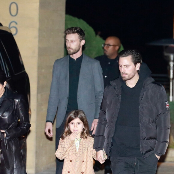 Kris Jenner, ses filles Kourtney, Khloé, Kim Kardashian et Kylie Jenner, la fille de Kourtney, Penelope Disick et son papa Scott Disick quittent le restaurant Nobu à l'issue d'un dîner en famille. Malibu, le 9 janvier 2020.