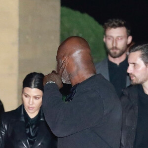Kris Jenner, ses filles Kourtney, Khloé, Kim Kardashian et Kylie Jenner, la fille de Kourtney, Penelope Disick et son papa Scott Disick quittent le restaurant Nobu à l'issue d'un dîner en famille. Malibu, le 9 janvier 2020.