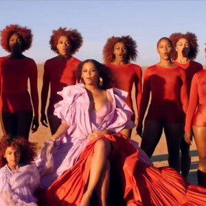 Beyoncé avec sa fille Blue Ivy dans son nouveau clip vidéo "Spirit" une chanson composée pour le film "Le Roi Lion". La chanteuse qui prête sa voix à Nala dans le nouveau film de Disney est entourée de danseurs et danseuses et de sa fille Blue Ivy. Le 16 juillet 2019. L