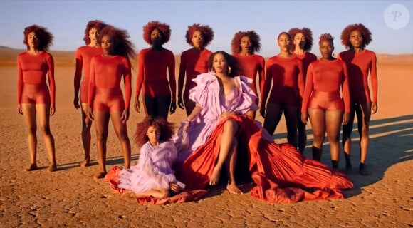 Beyoncé avec sa fille Blue Ivy dans son nouveau clip vidéo "Spirit" une chanson composée pour le film "Le Roi Lion". La chanteuse qui prête sa voix à Nala dans le nouveau film de Disney est entourée de danseurs et danseuses et de sa fille Blue Ivy. Le 16 juillet 2019. L