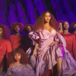 Beyoncé avec sa fille Blue Ivy dans son nouveau clip vidéo "Spirit" une chanson composée pour le film "Le Roi Lion". La chanteuse qui prête sa voix à Nala dans le nouveau film de Disney est entourée de danseurs et danseuses et de sa fille Blue Ivy. Le 16 juillet 2019.