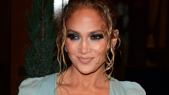 Jennifer Lopez incendiaire : large décolleté pour une cérémonie prestigieuse